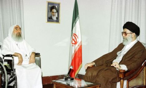 Syekh Asy Syahid Ahmad Yasin pendiri HAMAS (Sunni) dan Imam Khamenei