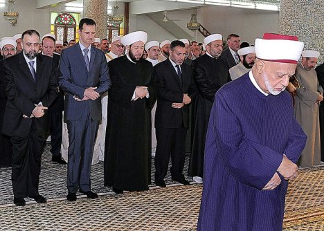 Bashar Sholat di Belakang Imam Sunni