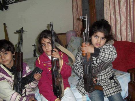 Anak Suriah dipaksa Jadi Pemberontak Bersenjata5