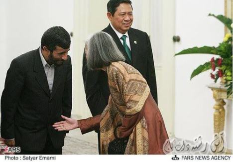 Ahmadinejad_handshake2