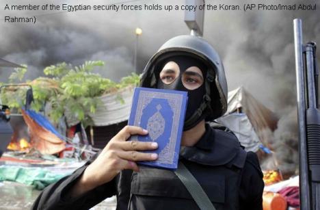 Tentara Mesir Mencium Al Qur'an